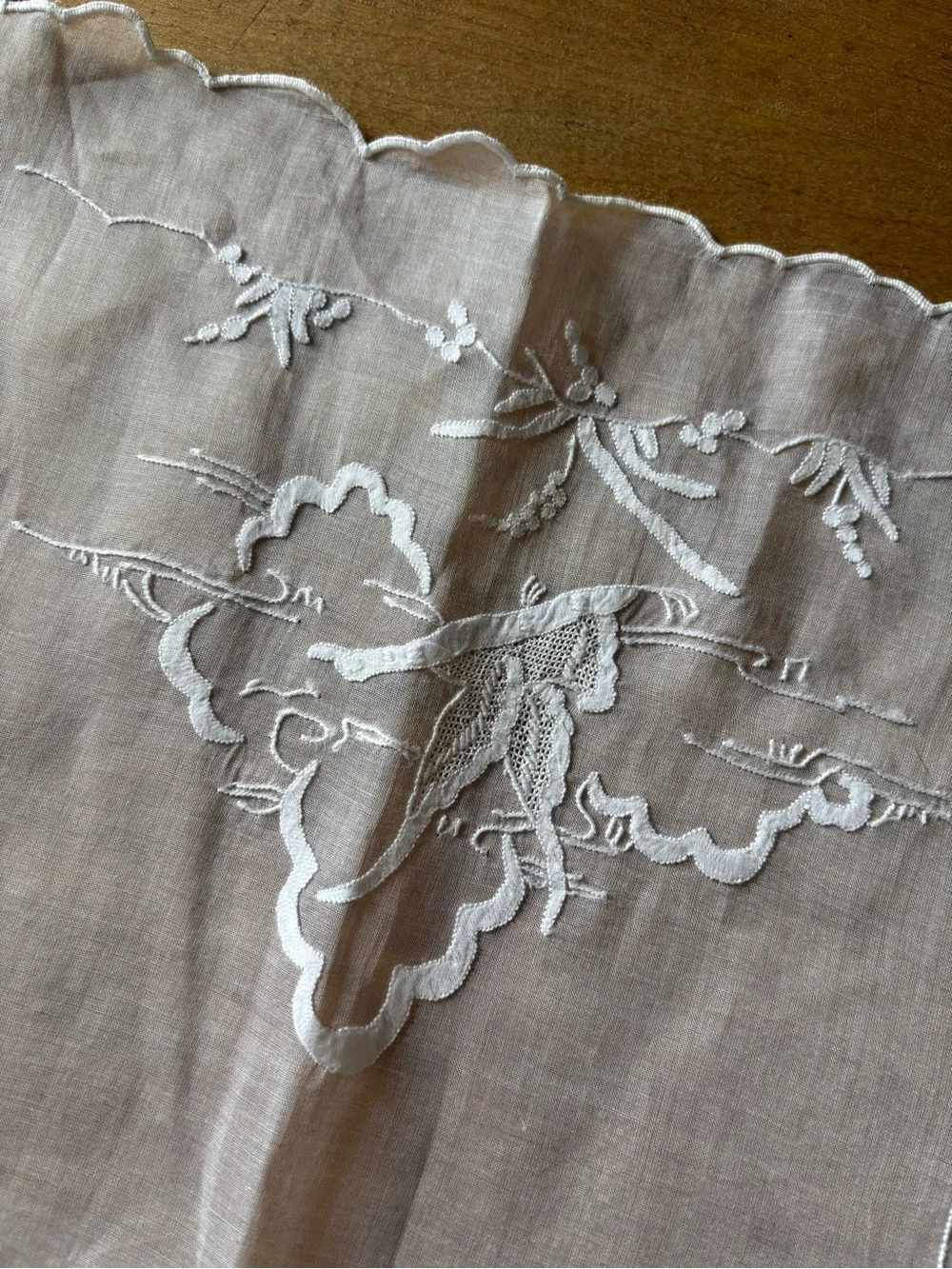 Vintage Hand-Embroidered Linen Table Runner Scalloped Edge Traditional Heritage
